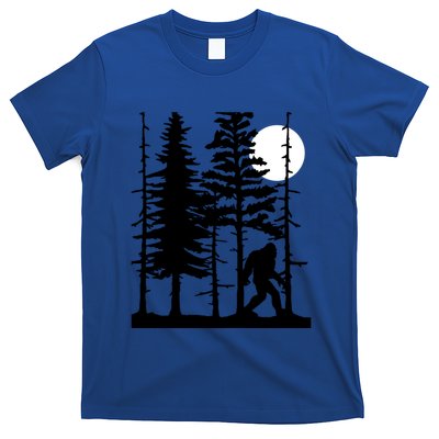 Bigfoot Hiding In Forest For Sasquatch Believers Gift T-Shirt