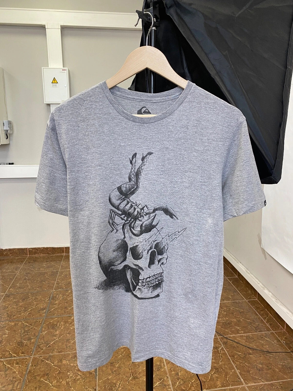 💀 Vintage Y2K Quiksilver Skull Sclerpion girl t-shirt size S color gray