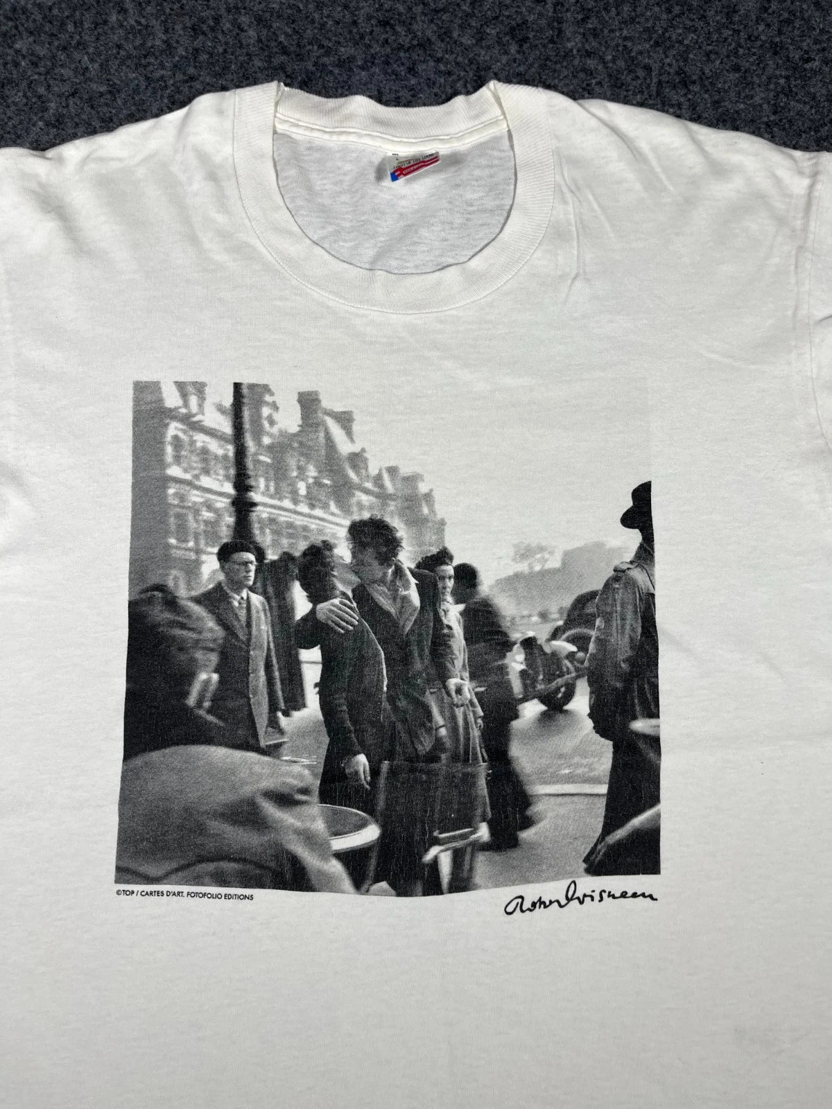 Vintage 90s Robert Doisneau The Kiss Paris Photo Art Tee Shirt White L