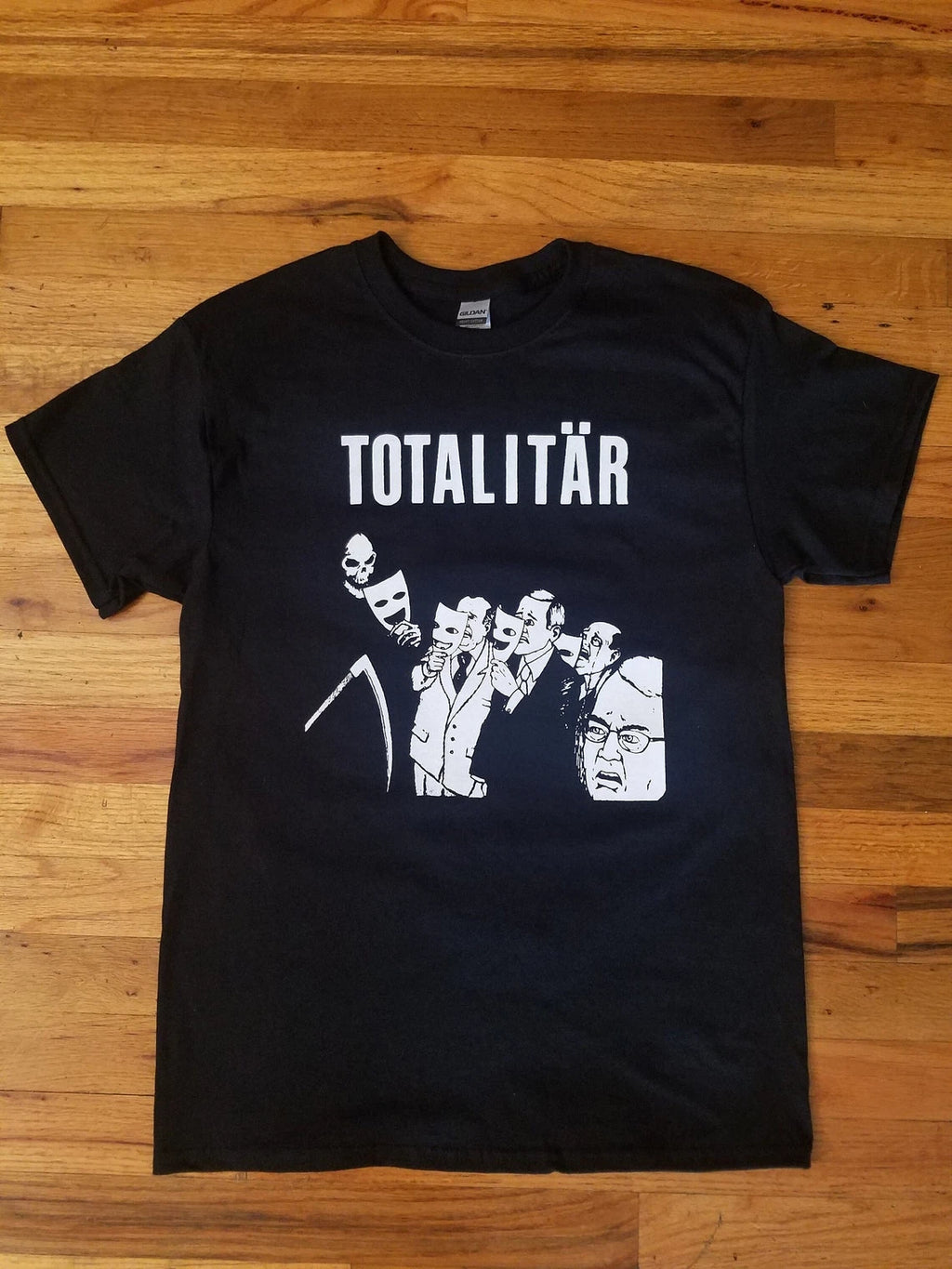Totalitär – Allting Är På Låtsas Shirt Unisex Tee