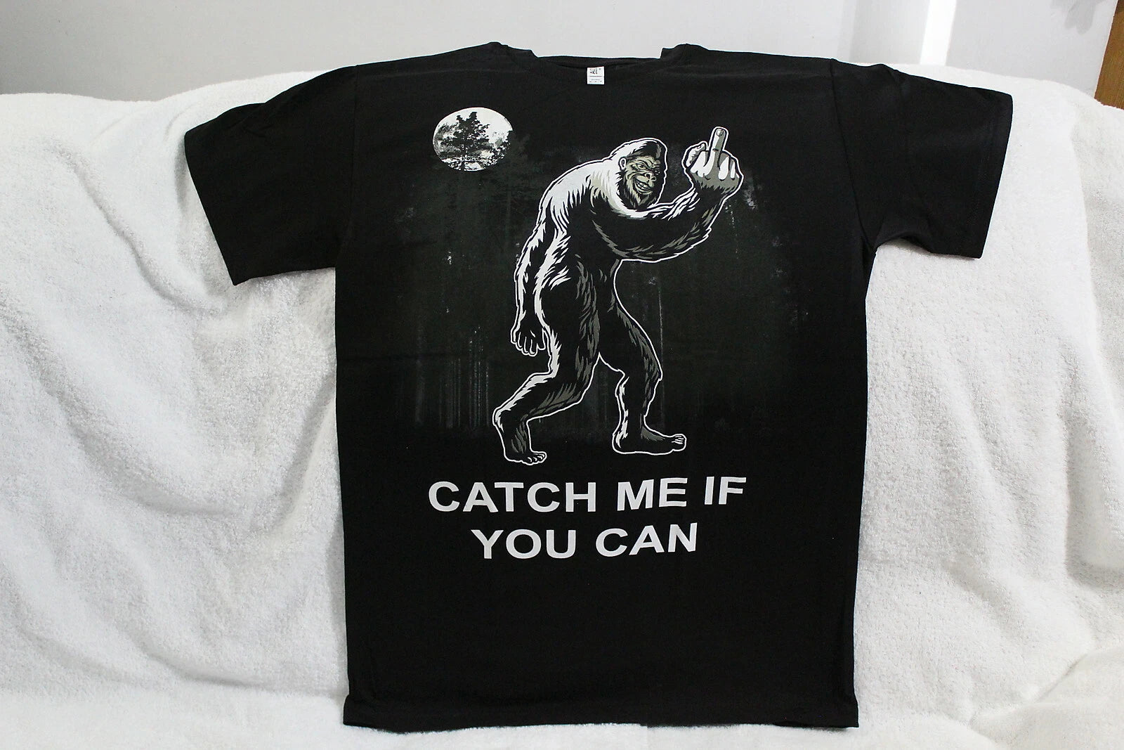 BIGFOOT CATCH ME IF YOU CAN FLIP OFF MIDDLE FINGER SASQUATCH FUNNY T-SHIRT