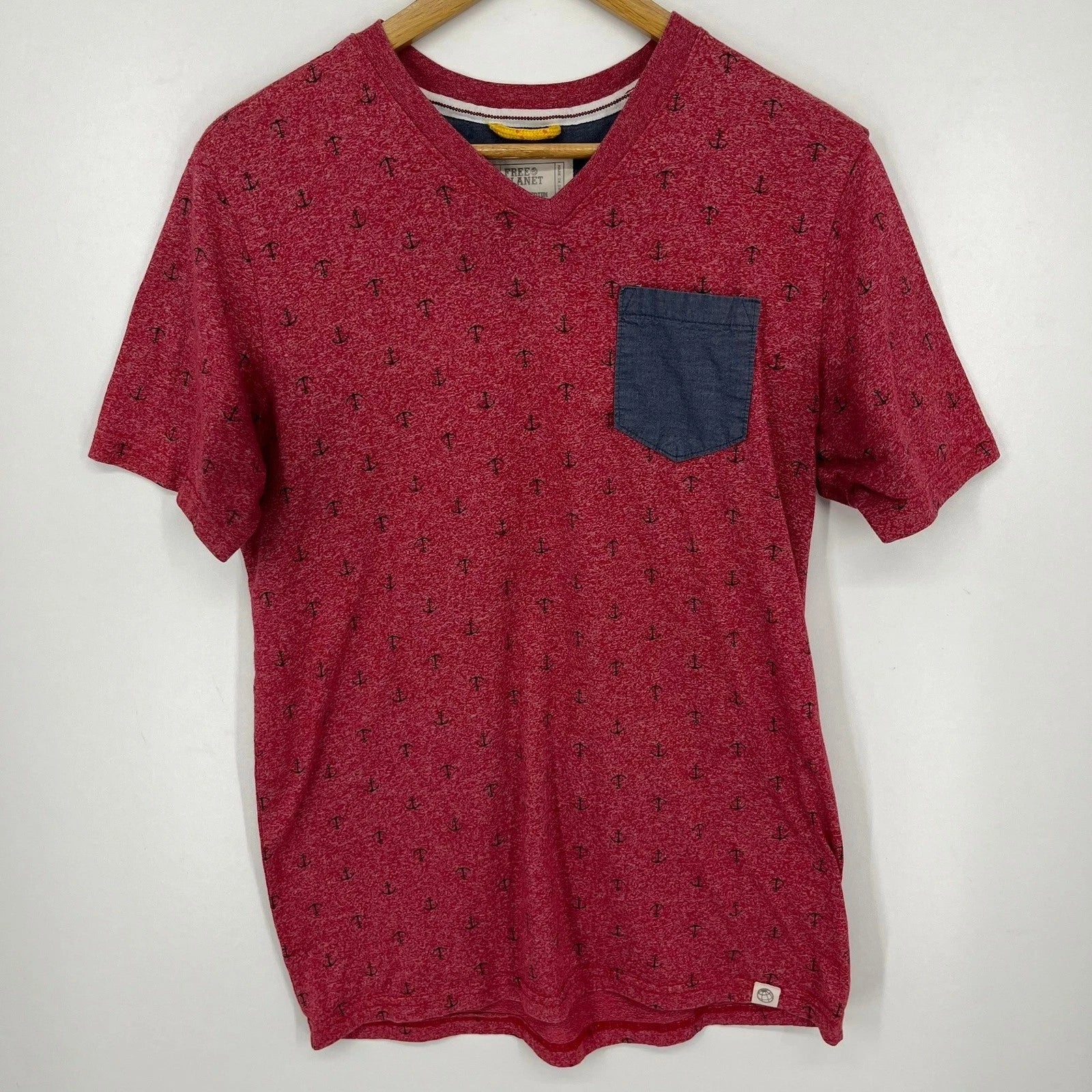 Free Planet Mens Red Anchor Print V-Neck Pocket T-Shirt Size M Short Sleeve