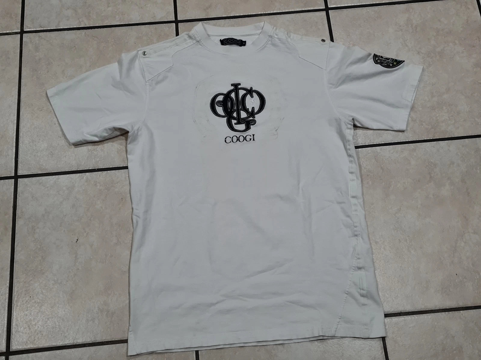 Y2K COOGI EMBROIDERED LOGO T-SHIRT MEN SIZE XL (22×32) WHITE.