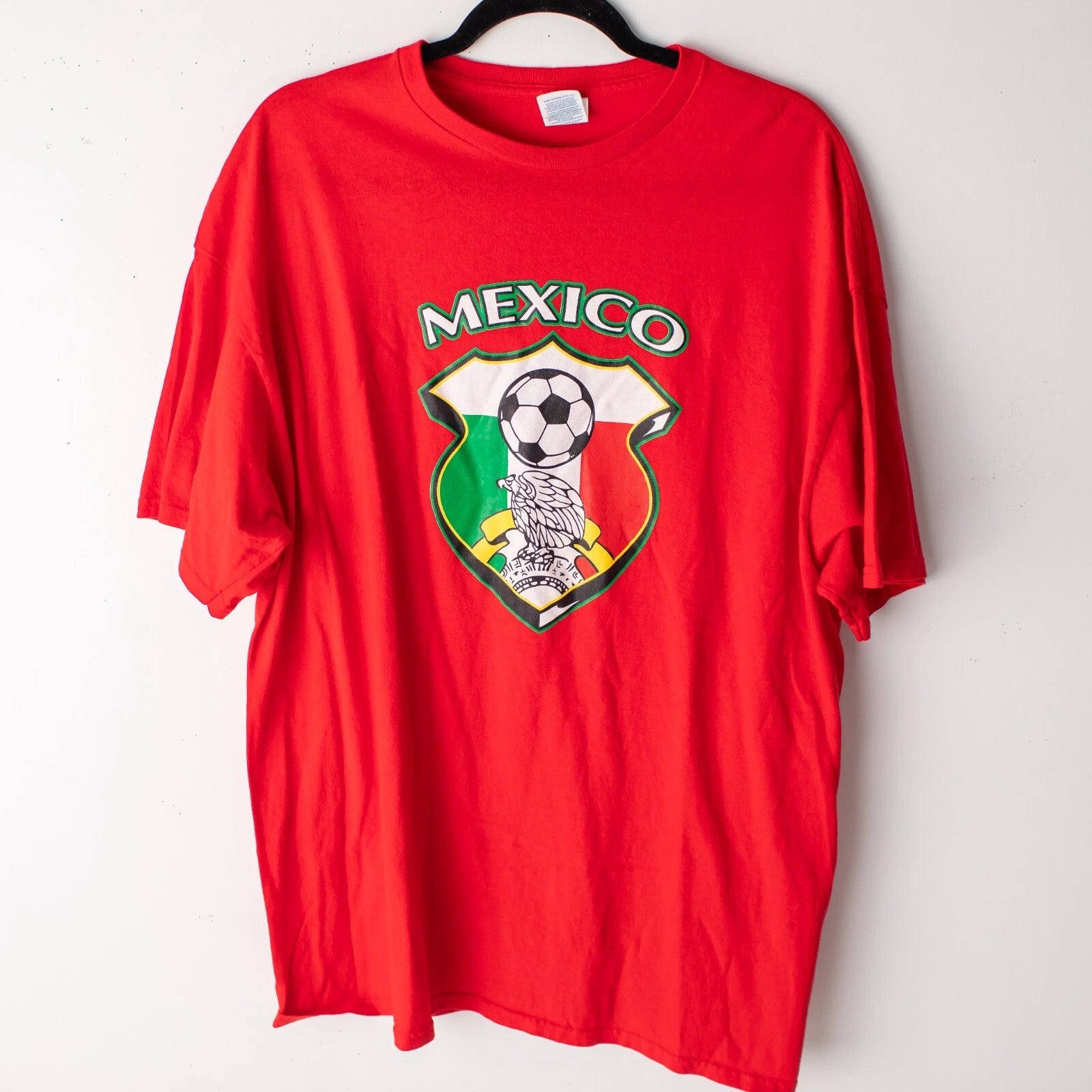 Mexico Shield Mexican Flag Crest Brown Pride Soccer Olympics Red T-Shirt 2XL